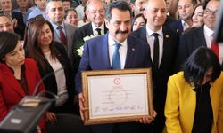 Denizli'de CHP'li belediye başkanları mazbatalarını aldı