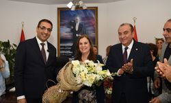 Balçova'da Başkan Yiğit mazbatasını aldı, Çalkaya ailesine teşekkür etti