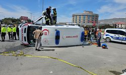 Erzincan'da trafik kazası: Ambulans ve otomobil çarpıştı, 6 yaralı!