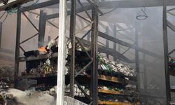 İzmit'te meydana gelen yangında 350 metrekarelik market küle döndü