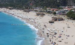 Nisan'da yaz tatilinin keyfi: Ölüdeniz plajları doldu taştı!