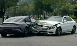 Xiaomi SU7 ilk kazasını yaptı: Mercedes'le kafa kafaya çarpıştı