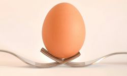 Yumurta haşlarken neden çatlar? Yumurta çatlamaması için ne yapılmalı?