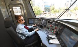 İzmir'de raylı ulaşımda görev yapan kadın vatmanlar çocuklarının da kahramanı