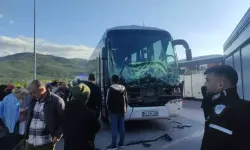 Faciadan dönüldü:Bursa'da otobüs tıra arkadan çarptı