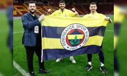 Fenerbahçeli futbolcular saha ortasında bayrak açtı: Ortalık karıştı