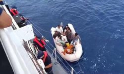 İzmir açıklarında 56 göçmen karaya çıkartıldı