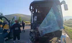 Afyonkarahisar’da trafik kazası: Otobüs kamyonetle çarpıştı, 17 yaralı!