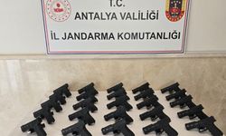 Antalya'da Serik'te ruhsatsız tabanca operasyonu: 3 şüpheli yakalandı, 25 tabanca ele geçirildi!