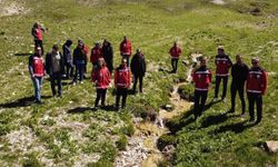 Bayburt'ta milli coşku: Öğretmenler 19 kilometre doğa yürüyüşüyle zirveye ulaştı!