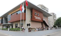 Bayraklı Belediyesi Engelliler Merkezi’nde ‘kırmızı bayrak’ göndere çekildi