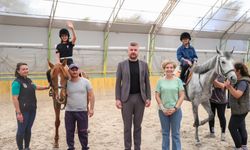 Buca'da özel çocuklar için atlı terapi etkinliği