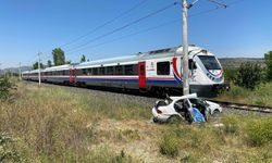 Manisa'da yolcu treninin çarptığı otomobilin sürücüsü öldü