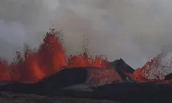 İzlanda'nın turistik merkezlerinde endişe: Grindavik'teki yanardağ yine patladı