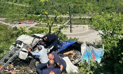 Kastamonu'da meşrubat yüklü kamyon devrildi: 2 yaralı