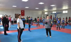 Mersin'de anneler muaythai sporcusu evlatlarını idmanlarda yalnız bırakmıyor