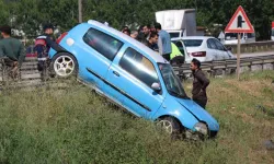 Sakarya'nın Akyazı ilçesinde trafik kazası: Sürüklenerek asılı kaldı!