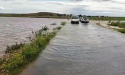 Şanlıurfa'da sağanak yağış hayat felç etti: Sular yolları ve evleri bastı!
