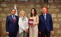 Orhan Kemal Roman Armağanı'nı kazanan Ezgi Tanergeç ödülünü aldı