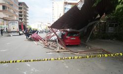 Fırtına Muş'u vurdu: Çatı uçtu, araçlar hasar aldı