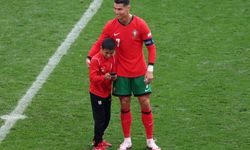 Avrupa Şampiyonası'nda sürpriz an: Cristiano Ronaldo, maçta sahaya giren taraftarla selfie çekti!