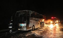 Adana korkutan görüntüler: Yolcu otobüsü alev topuna döndü