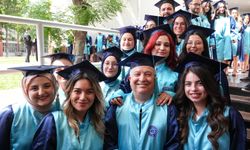 İzmirli emekli asker Halil Arda, EÜ Eczacılık Fakültesi'nden mezun oldu