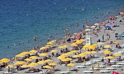 Antalya'nın plajları bayramın ilk gününde dolup taştı