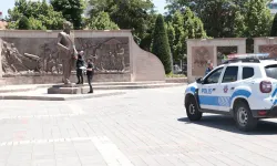 Kayseri’de Atatürk Anıtı’na Baltalı Saldırı: 2 Kişi Gözaltında