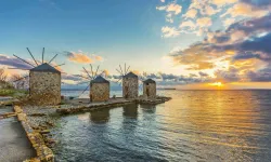 Sakız Adası'nda Lezzet ve Denizin Buluştuğu Noktalar: Restoranlar ve Plajlar Rehberi
