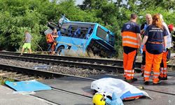 Tren ve otobüs çarpıştı: Çok sayıda ölü ve yaralı var!