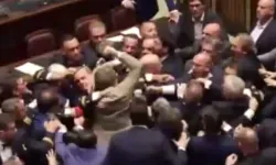 İtalya'da parlamento karıştı: Yumruklar havada konuştu!