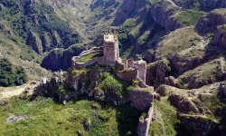 Ardahan'ın Tarihi Şeytan Kalesi, Turistlerin İlgisini Çekiyor