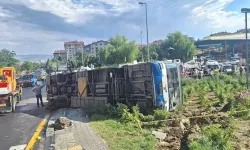 Ankara'da belediye otobüsü yolda devrildi: 5 yaralı