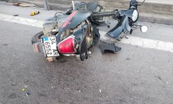 İstanbul'da motosikletli hızını alamadı taksiye arkadan çarptı: 2 yaralı!