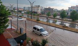 Osmaniye'de sağanak ve fırtına: Sokaklar göle döndü, çatılar uçtu...