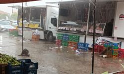 Afyonkarahisar'da semt pazarında sağanak yağış: Esnaflar zor anlar yaşadı