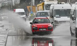 İzmir'de etkili yağışlar: Yollar su altında, vatandaşlar sığınacak yer aradı...