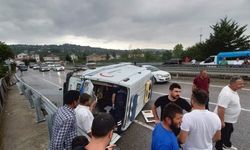 Çorum'da yağmur kazaya sebep oldu: Ambulans devrildi, can pazarı yaşandı