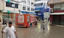 Sağanak yağış Samsun'u vurdu: Bafra sokakları denize döndü!