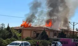 Gaziantep’te iş merkezinin çatısında yangın: Okul boşaltıldı!