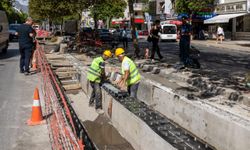 İZSU Karşıyaka Girne Caddesi’nde yağmur suyu mazgallarını yeniliyor