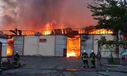 Kayseri'de keçe fabrikasında korkutan yangın: Alevler tüm fabrikayı sardı!