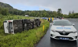 Zonguldak'ta yolcu midibüsü devrildi: 9 yaralı