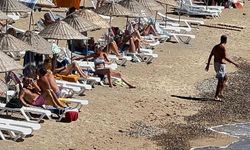 Bodrum’da yaz bitmedi: Kar yağarken onlar denizde serinledi