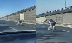 Gaziantep'te sürücüden şok hareketler: Motosikletini yatarak kullandı!