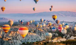 Göklerdeki renk cümbüşü: Türkiye sıcak hava balonu turizmi rekor kırıyor!