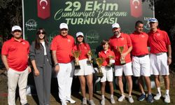 İzmir'de Cumhuriyet coşkusu golf ile birleşti: Şampiyonlar kupayı kaldırdı