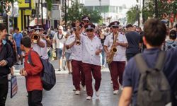 Karşıyaka Belediye Bandosu, sokak konserlerine başladı