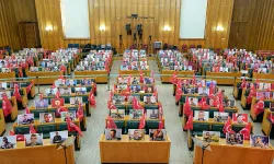 İYİ Parti Grup Toplantısı'nda sıralara şehit fotoğrafları yerleştirildi